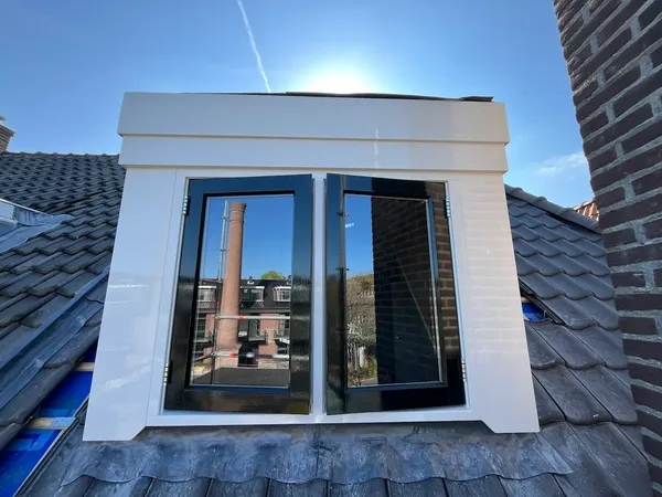 Strak afgewerkt buitenschilderwerk van dakkapel in hoogglans lak