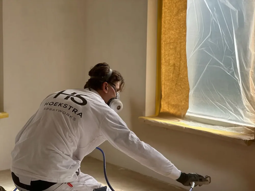 Vakman van Hoekstra Sprayworks aan het werk met airless verfspuitapparatuur
